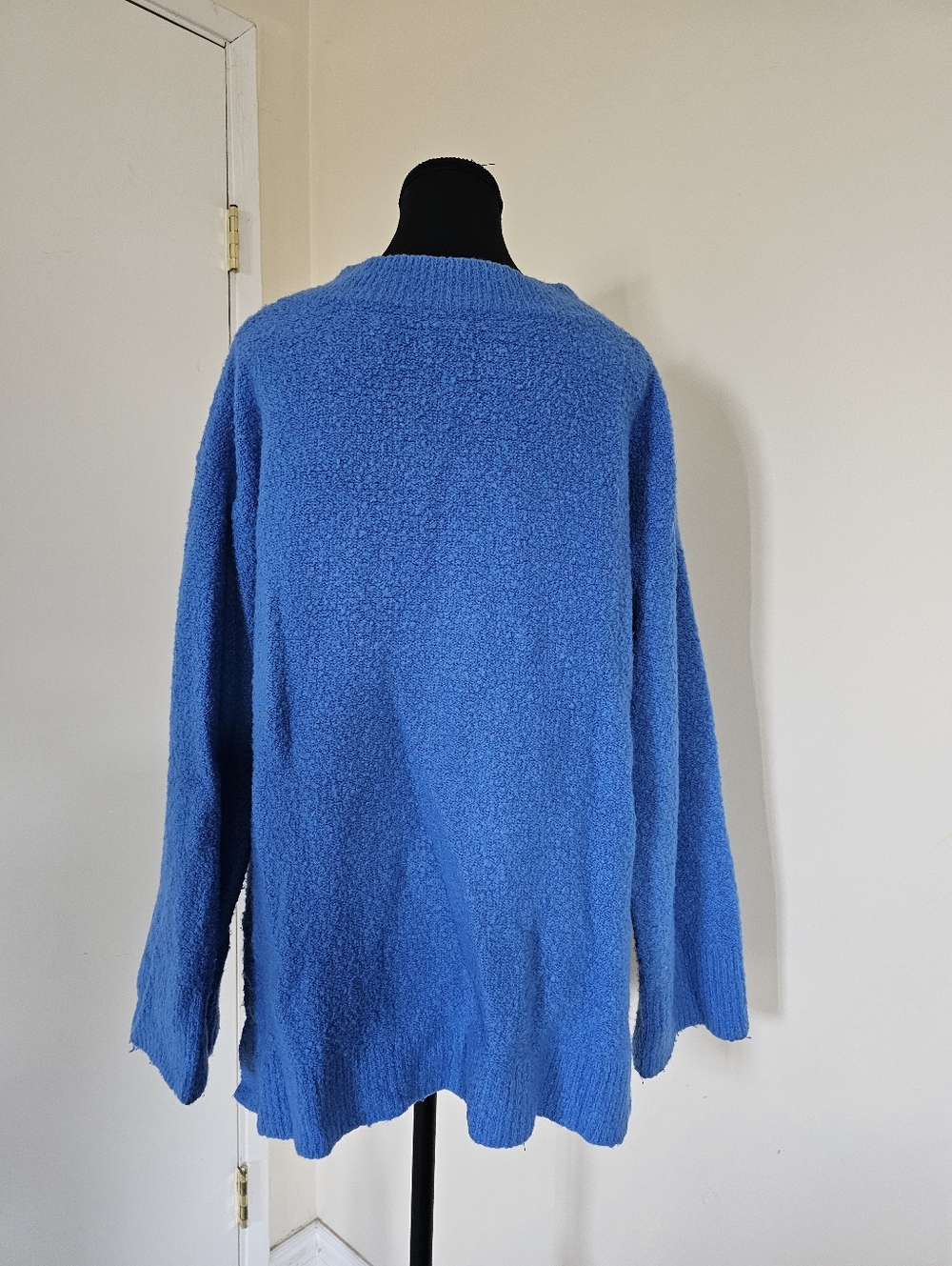 ANTHROPOLOGIE Green Dot Oversized V-Neck Sweater in Bright Blue - Picture 4 of 10